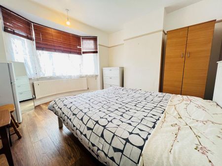 1 bedroom in a house share to rent - Photo 4