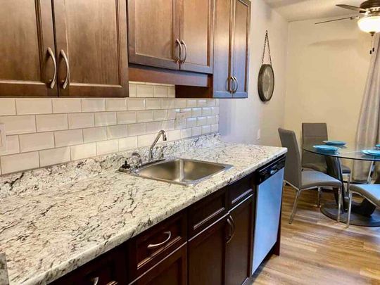 Edmonton Furnished Condo Rental in Glenora - Charming Furnished 1-Bedroom in Glenora – Steps from 124th Street! - Photo 1