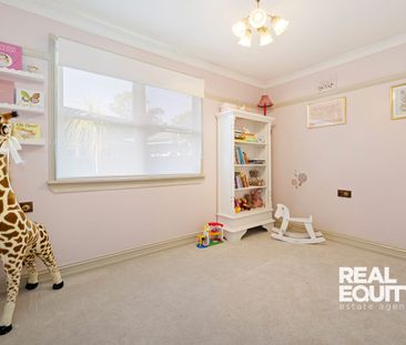 Cottage Style Residence with Cozy & Comfortable Living - Photo 4