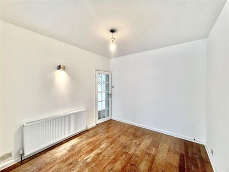 4 bedroom end of terrace house to rent - Photo 5