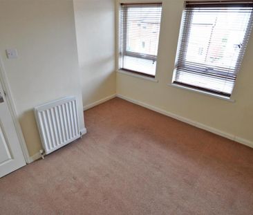 3 bedroom end of terrace house to rent - Photo 2