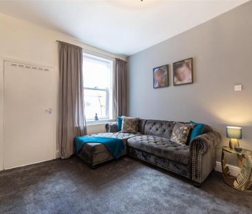 3 bedroom flat to rent - Photo 2