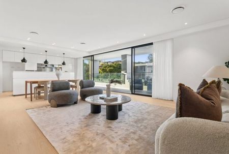 Luxury Coastal Apartment with Panoramic Bondi Beach Views - Photo 2