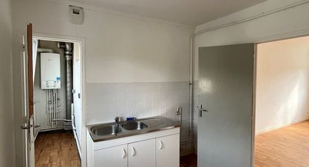 Appartement de type 4 comprenant entrée, séjour, cuisine fermée avec cellier attenant, 3 chambres, salle de bain avec baingoire, wc séparé. - Photo 5