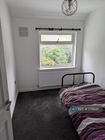 3 bedroom terraced house to rent - Photo 4