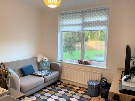 5 bedroom Desirable Five Bedroom Bungalow to rent - Photo 2