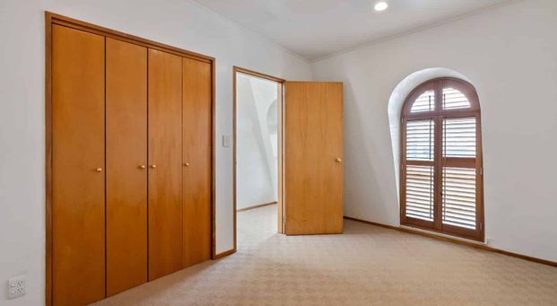 Central penthouse with great light and harbour views - Photo 1