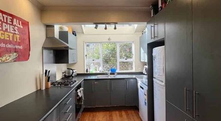 7 Bedrooms, 2 Bathroom - Photo 3