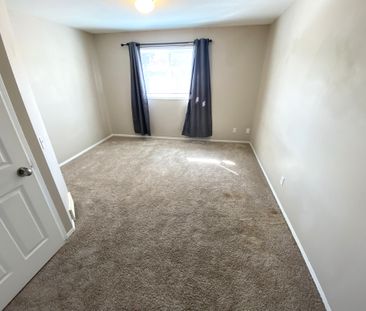 GREAT 3 BED, 1.5 BATH 2 STOREY TOWNHOUSE, W/ AN ATTACHED SINGLE GAR... - Photo 1