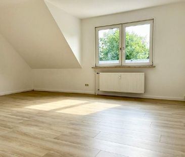 moderne frisch sanierte DG-Wohnung mit EBK + Stellplatz in Reichenb... - Foto 1