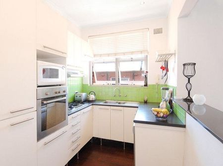 Bright & Airy Top Floor Apartment With Balcony & Parking! - Photo 3