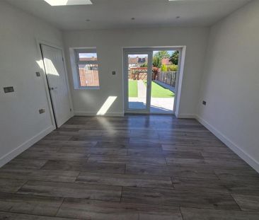 4 bedroom end of terrace house to rent - Photo 1