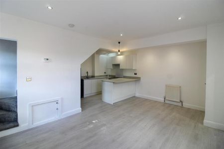 2 bedroom semi-detached house to rent - Photo 3