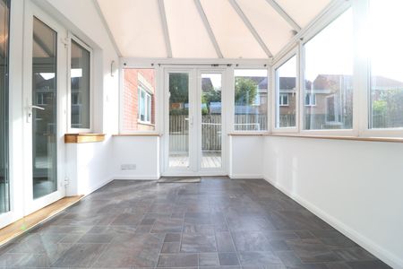 4 bedroom detached house to rent - Photo 2