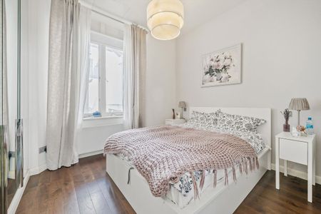 A charming one‑bedroom apartment positioned on the ground floor of an elegant period building on Ennismore Gardens, SW7. - Photo 5