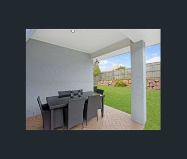 IMMACULATE MODERN HOME - Photo 4