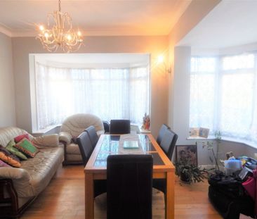 4 Bed Bungalow, Wandle Road, SM4 - Photo 3