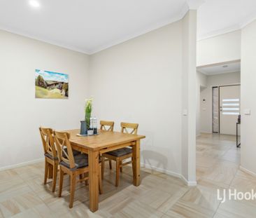 8 Mystic Grove, Point Cook VIC, Belconnen - Photo 4