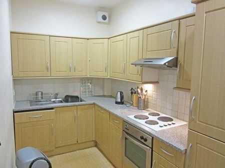 4 bedroom flat to rent - Photo 4