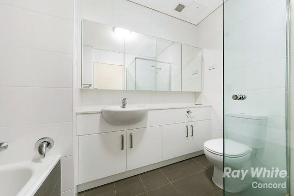 SPACIOUS & MODERN 3 BEDROOM TOWNHOUSE - Photo 1