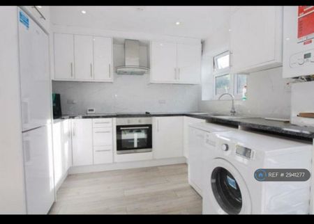 3 bedroom flat to rent - Photo 4