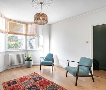 One bedroom flat within a period conversion with private garden. - Photo 4