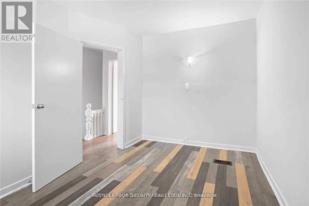 289 BLACKTHORN AVENUE - Photo 2