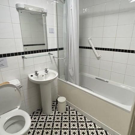 1 bedroom in a house share to rent - Photo 2