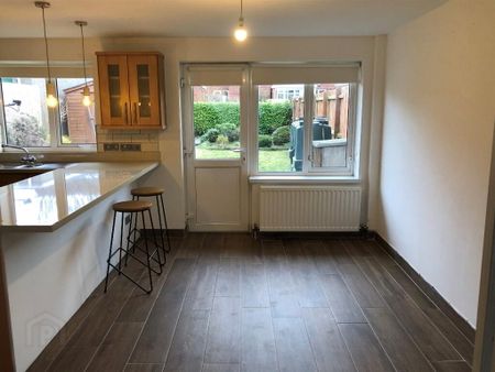 27 Kingsway, Carrickfergus, BT38 7JZ - Photo 4