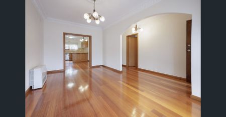 Spacious well located home! - Photo 2