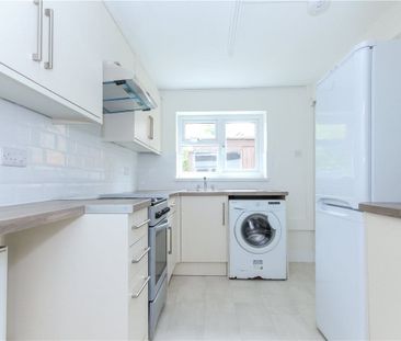 A pretty mid terrace period cottage situated to the South of Oxford... - Photo 3