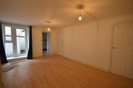 2 bedroom Flat To Let - Photo 2