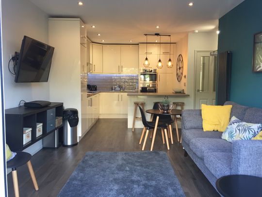 High-End Boutique Accommodation for Working Professionals - Photo 1