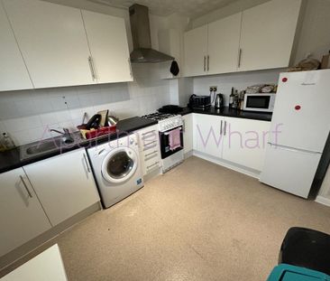 1 bedroom in a flat share to rent - Photo 2