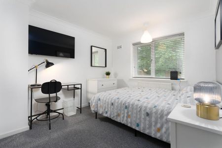 5 bedroom semi-detached house to rent - Photo 2