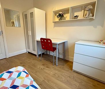 Fantastic 5 bedroom property - Photo 3