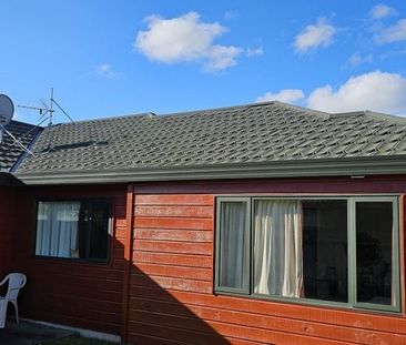 3 Bedroom house with double garage in Waiwhetu - Photo 2