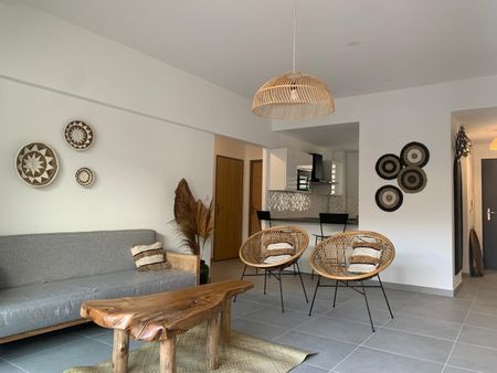 Location Appartement 3 pièces 70m² ST PIERRE 97410 - Photo 3