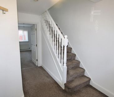 4 bedroom end of terrace house to rent - Photo 2