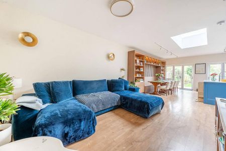 4 bedroom semi-detached house to rent - Photo 3