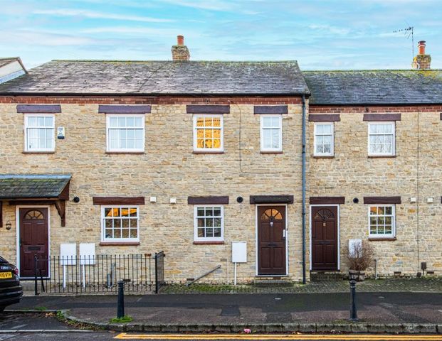 2 bed House - Mid Terrace To Let - Photo 1
