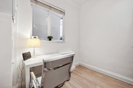 2 bedroom flat in London - Photo 3