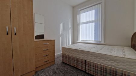 3 bed flat to rent in South View West, Heaton - Photo 4