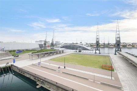 Characterful two bedroom, two bathroom apartment with amazing dock views. - Photo 4