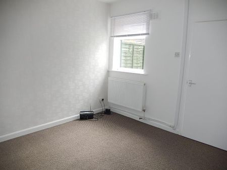 2 bedroom end of terrace house to rent - Photo 3