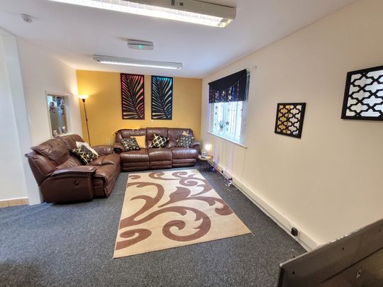 10 Bed Semi-Detached House, Upper Hanover Street, S3 - Photo 1