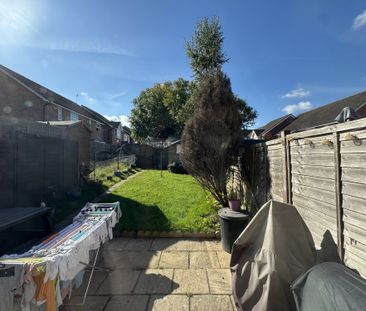Lyon Close, Crawley, Maidenbower - Photo 6