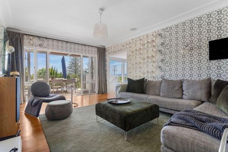 Executive Home on a Full Site with Swimming Pool - Photo 5