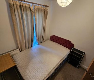 1 bedroom in a flat share to rent - Photo 4