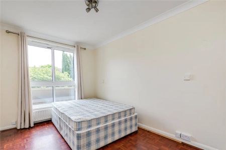 3 bedroom flat in Warwick Drive - Photo 3